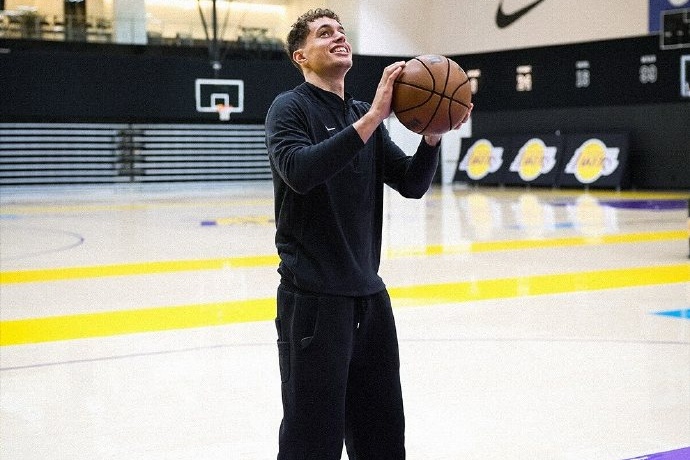 湖人与克里斯·马农签下双向合同,新赛季身披湖人30号球衣 湖人与克里斯·马农签下双向合同,新赛季身披湖人30号球衣